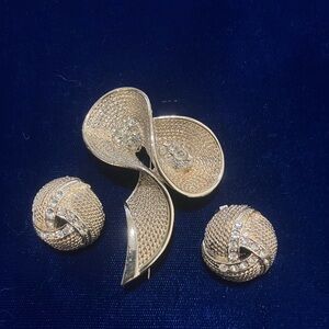 Vintage Goldtone Pomerantz Brooch and Clip on Earring Set